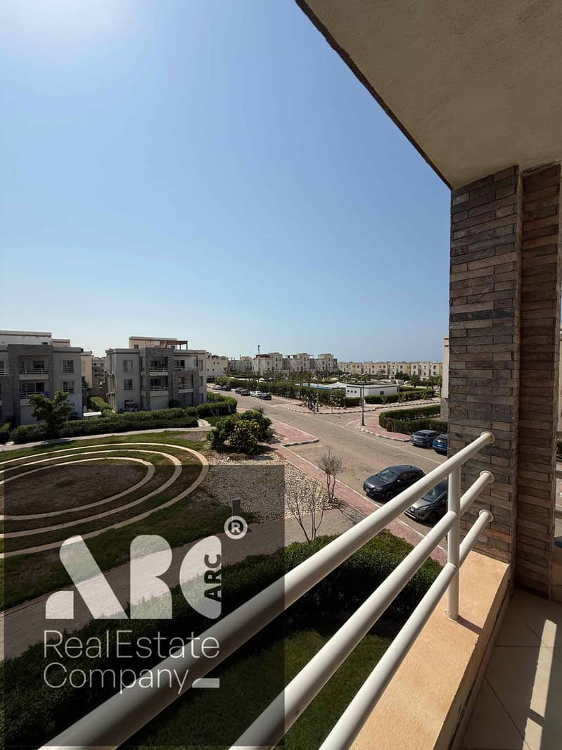 Bargain penthouse for sale in Amwaj, North Coast — 2 bedrooms, overlooking the landscape, full sea-facing, in a very prime location, just steps from the sea. - Widok 3