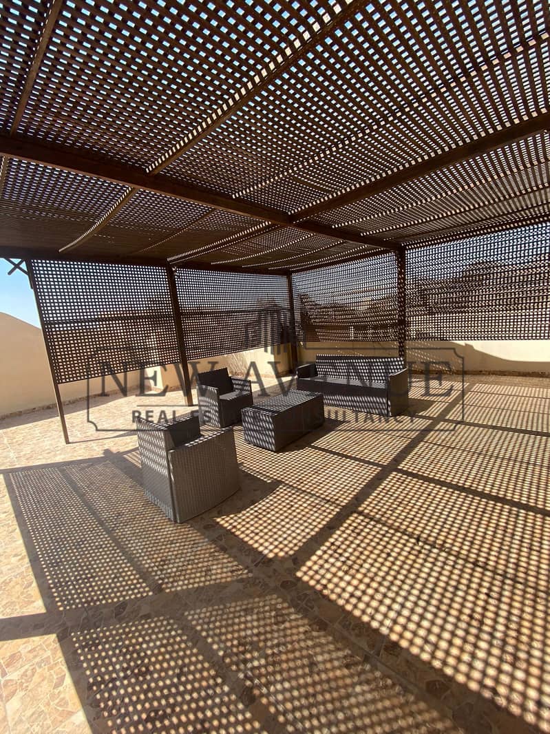 Fully finished penthouse With Roof for sale in District 2 New Cairo-Semi Furnishing -Ready To Move - Widok 4
