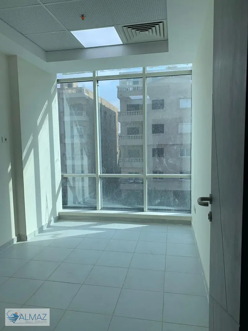 A prime clinic is available for rent in a mall in New Cairo's Fifth Settlement. Strategically located near services and main roads. - Vista 2