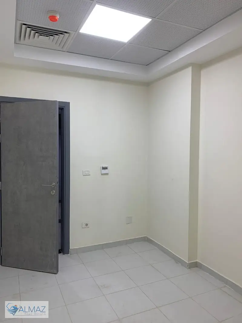 A prime clinic is available for rent in a mall in New Cairo's Fifth Settlement. Strategically located near services and main roads. - Vista 3