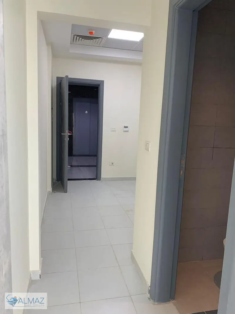 A prime clinic is available for rent in a mall in New Cairo's Fifth Settlement. Strategically located near services and main roads. - Vista 4