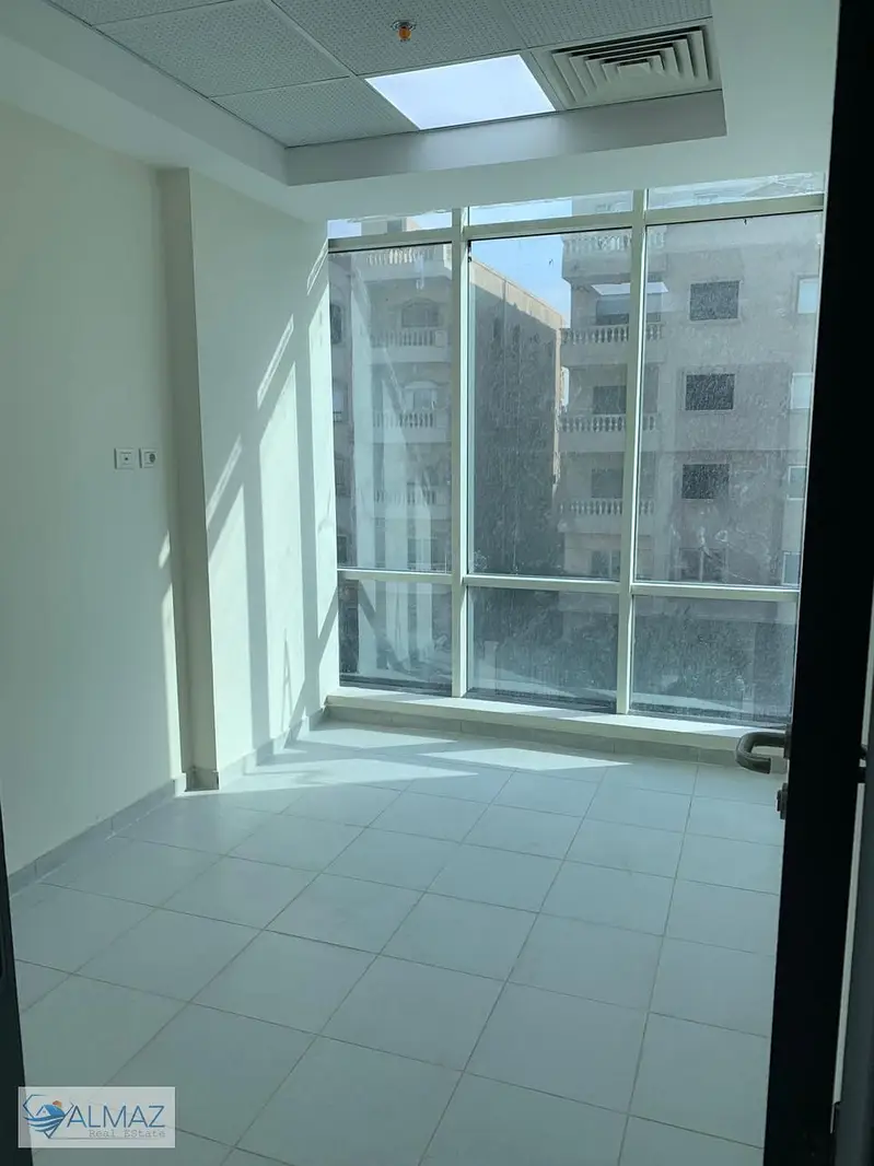 A prime clinic is available for rent in a mall in New Cairo's Fifth Settlement. Strategically located near services and main roads. - Vista 5