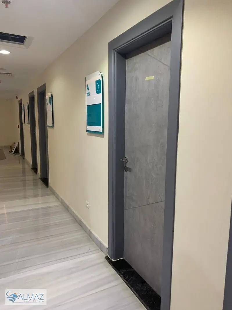 A prime clinic is available for rent in a mall in New Cairo's Fifth Settlement. Strategically located near services and main roads. - Vista 6