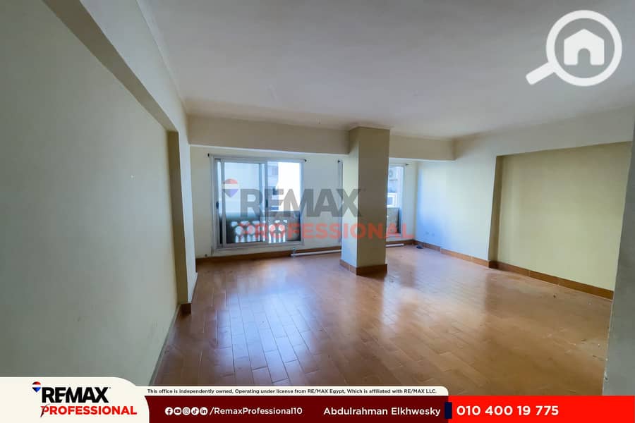Open view steps from the sea apartment for sale in Saba Pasha - Widok 3