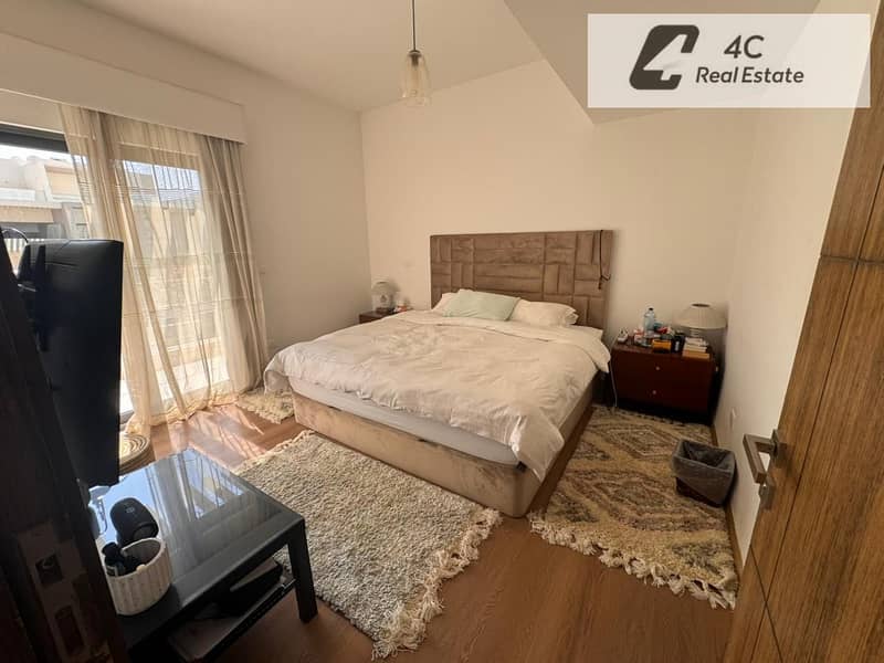 Ready to move lowest price in market corner townhouse fully finished with ACs prime location near Lake View & Katameya Heights luxury deal townhouse f - Mehr