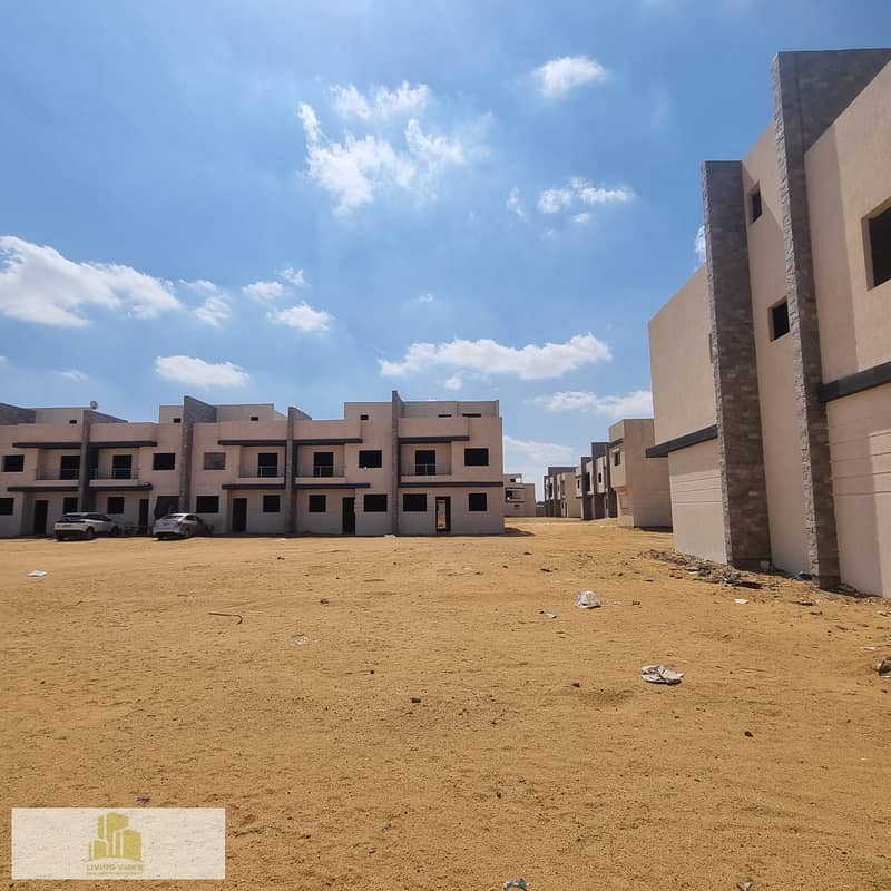 A villa built directly on the Dahshur link road, in the heart of the palaces and villas area, with a 50% down payment and installments over two years. - Widok 3