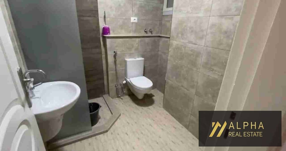 Fully Furnished Apartment for Rent in Katameya Gardens featuring a modern comfortable design with full furniture ready for immediate move in within a quiet community close to all services and main roads - Widok 4