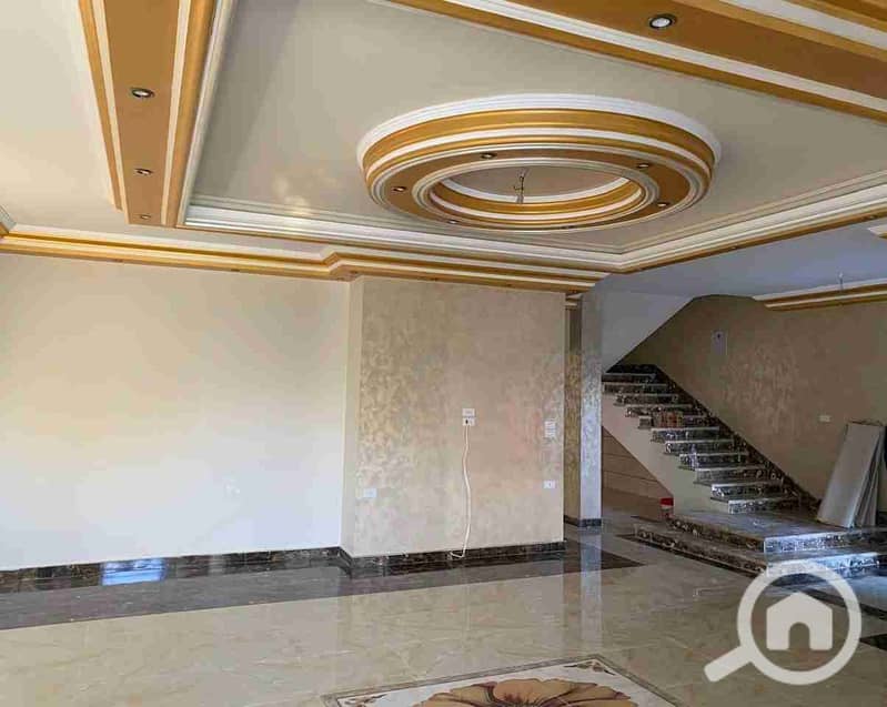 Villa for rent under the law in Madinaty, Model I, super lux finishes, 3 bedrooms and 3 bathrooms with a service room and bathroom, close to the Strib Mall, price is a steal. - Widok 4