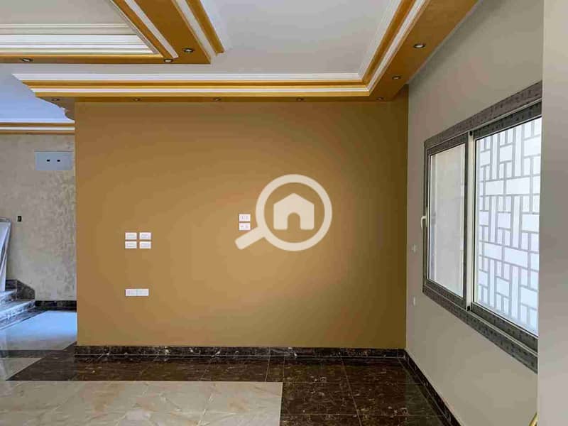 Villa for rent under the law in Madinaty, Model I, super lux finishes, 3 bedrooms and 3 bathrooms with a service room and bathroom, close to the Strib Mall, price is a steal. - Widok 5