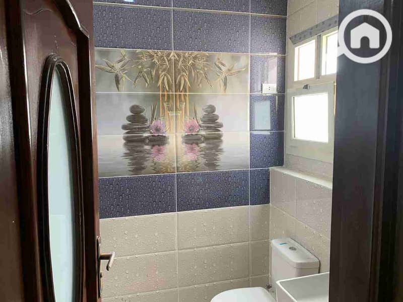 Villa for rent under the law in Madinaty, Model I, super lux finishes, 3 bedrooms and 3 bathrooms with a service room and bathroom, close to the Strib Mall, price is a steal. - Widok 6