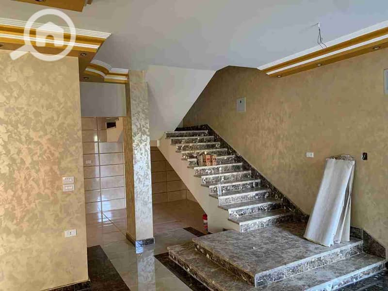 Villa for rent under the law in Madinaty, Model I, super lux finishes, 3 bedrooms and 3 bathrooms with a service room and bathroom, close to the Strib Mall, price is a steal. - Więcej