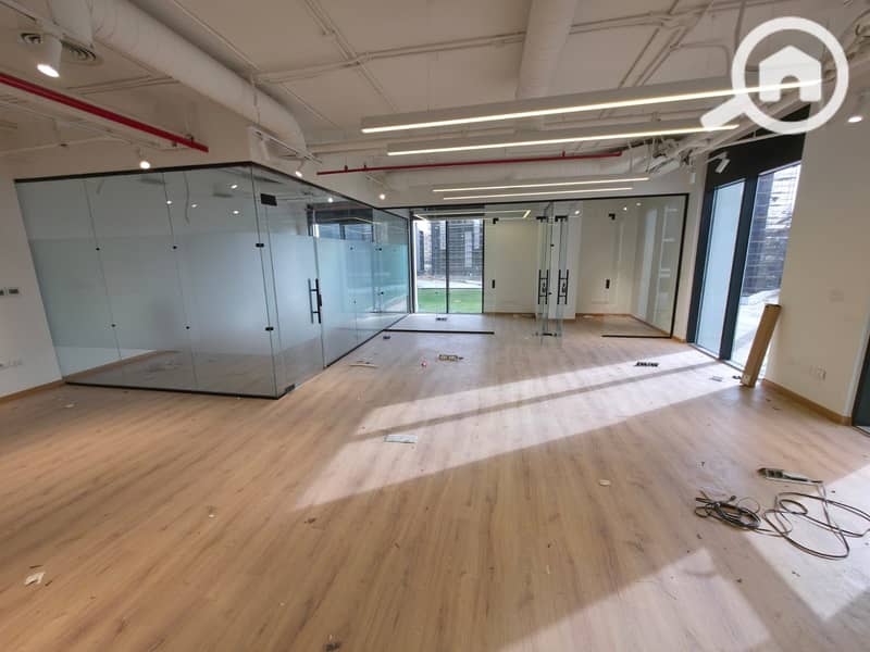 Unique administrative headquarters of 135 sqm, air-conditioned, ultra-modern finishing for rent in the strongest business district, Hyde Park, Fifth Settlement. - Meer