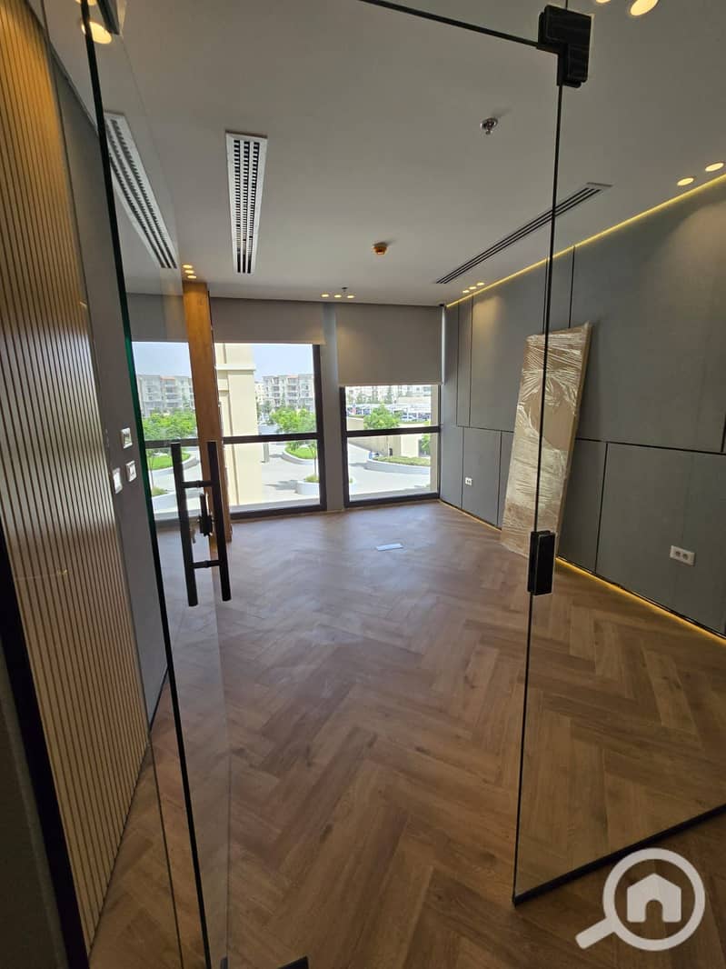 A distinctive administrative headquarters of 105 sqm with ultra-modern finishing for rent in the most powerful business complex in Mivida Business Park, Fifth Settlement. – pohled 5
