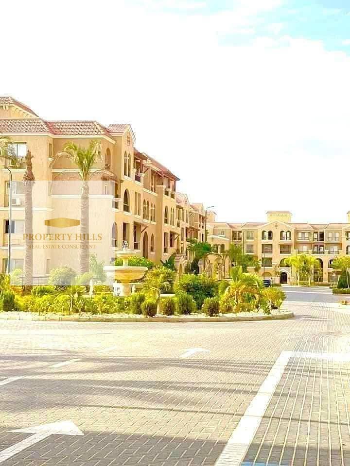 A villa with a very unique interior layout in Al Shorouk City, with a very large area, including a private swimming pool and large front and back gardens. - Więcej