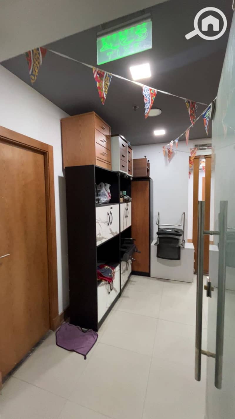 Ready-to-move office for rent in The Courtyard – 125 sqm fully furnished with air conditioning – Prime location in Sheikh Zayed – EGP 75,000 - Więcej