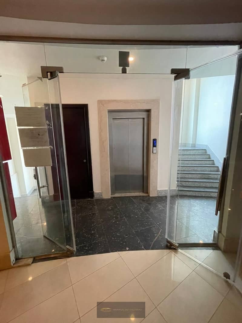 Office for rent in Sheikh Zayed City Kargo Mall 135 sqm Super lux finishing - Więcej