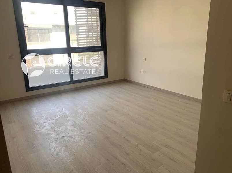 Prime Location 260m Penthouse With 100m Roof & Direct Pool View For Sale In El Patio 7 Fifth Settlement New Cairo Near AUC - Widok 4