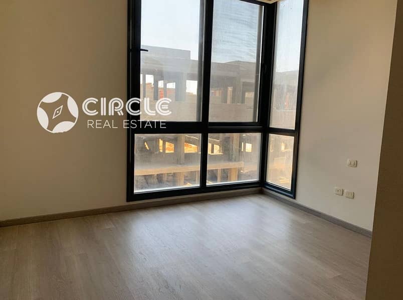 Prime Location 260m Penthouse With 100m Roof & Direct Pool View For Sale In El Patio 7 Fifth Settlement New Cairo Near AUC - Widok 5