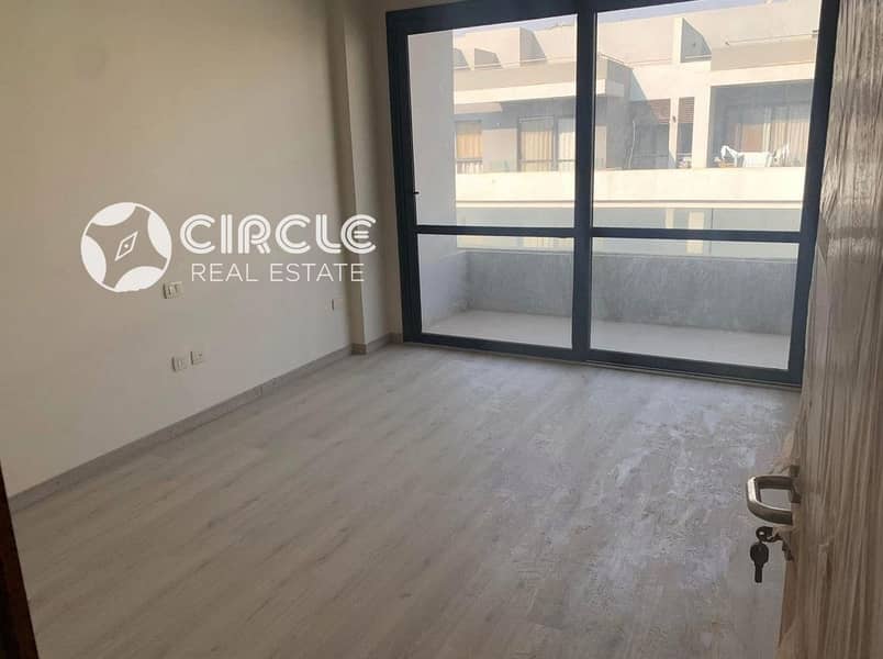 Prime Location 260m Penthouse With 100m Roof & Direct Pool View For Sale In El Patio 7 Fifth Settlement New Cairo Near AUC - Widok 6