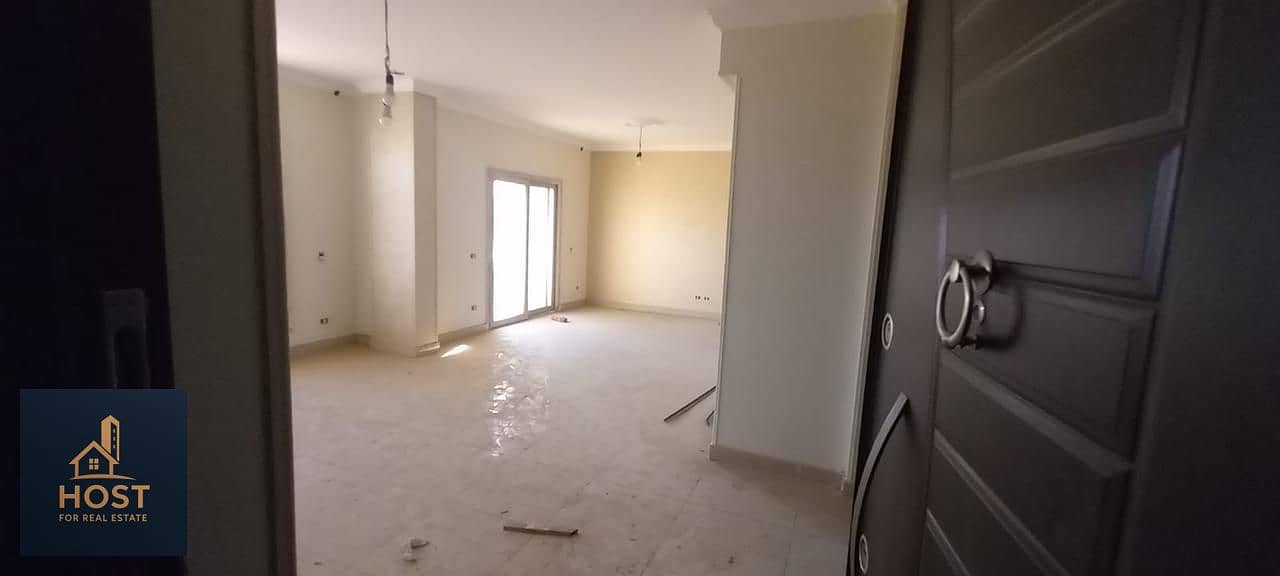 Luxury Middle Townhouse for Sale in Le Roi Compound New Cairo – pohled 3
