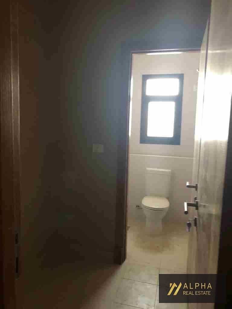 Ground Floor Apartment for Sale in Eastown with Private Garden Spacious Layout - Повеќе