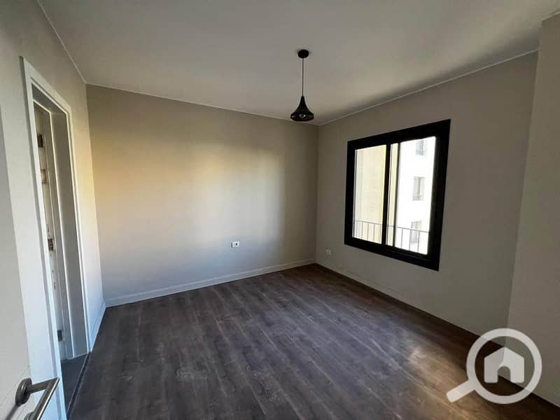 Finished apartment for sale in O West Compound, 3 minutes from Mall of Egypt. - Vista 4