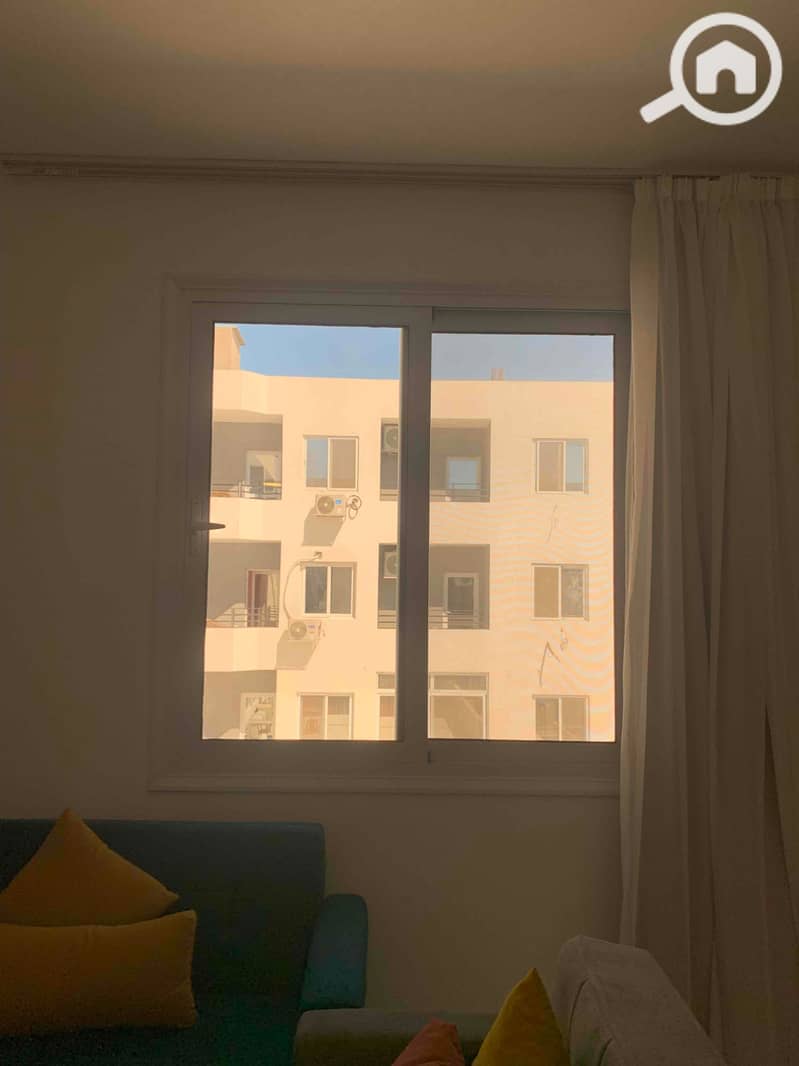 Bedroom apartment with a view of the mall and cafes in La Prestigia - Widok 5