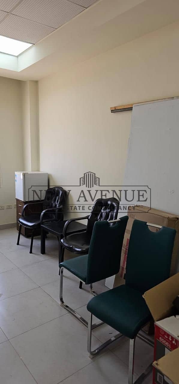 Clinic For Rent at Elegantry Mall With One Parking Slot - Bild 3