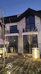 VILLA FOR SALE, fully finished, immediate delivery in New Cairo, in front of Mountain View, behind the American University. A price that won’t be repeated in the most distinguished location in Fifth Settlement. - Mai multe