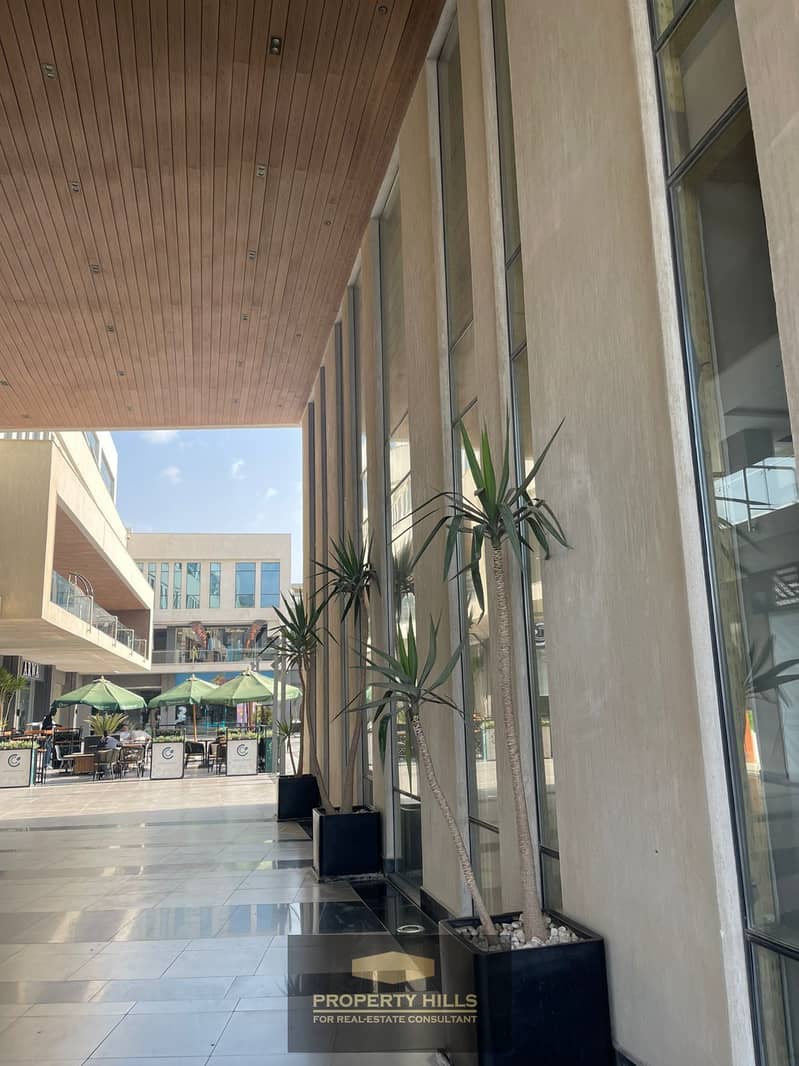 A retail store ready for immediate operation, 200 square meters in WEST GATE Mall on 26th July Axis and near Misr University. - Więcej