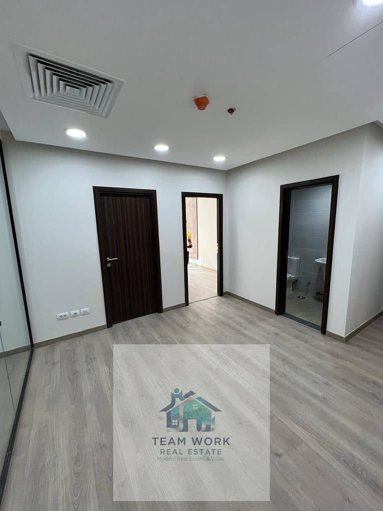 Office for rent opposite Capital Business Park and Park Street, fully finished with air conditioning, prime location in the heart of Sheikh Zayed City - Ansicht 3