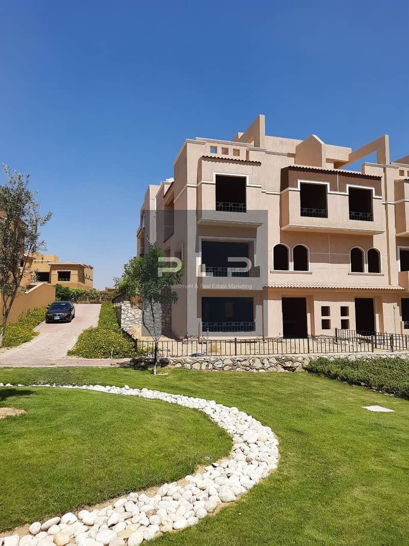 Distinctive Resale Townhouse for Sale – Katameya Dunes Open view overlooking landscape and lakes – pohled 3