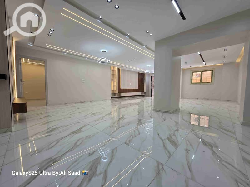 Ground floor villa for sale in Hadayek Al Ahram, 260 meters facade, area S, steps to the old third gate, excellent location, very elegant building. - Widok 3