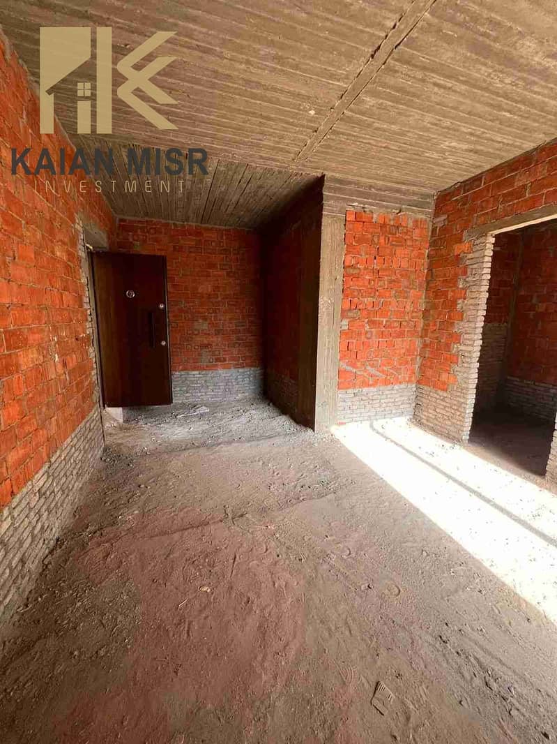 Town Corner with an area of 450m priced as a bargain in the upscale compound in Al-Shorouk, Maadi, with an immediate view and delivery. - Mehr