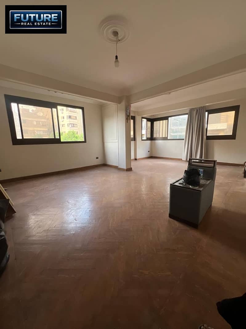 A 165 sqm apartment in the branches of Ahmed Orabi Street in Mohandessin – pohled 2