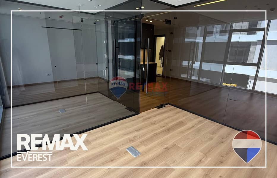 Office for Rent in Golf Central – Ultra Super Lux - Więcej