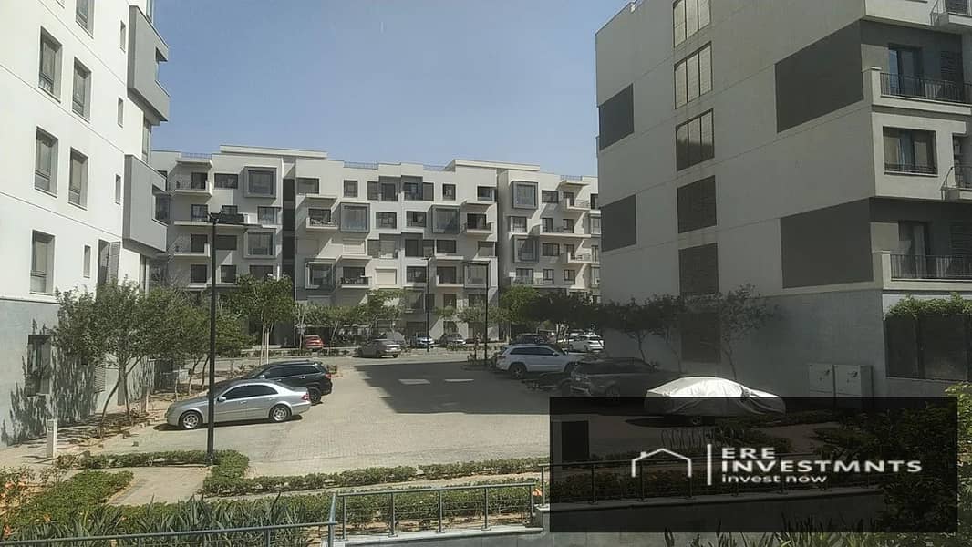 Corner Apartment With Big Terrace, Ready To Move For Sale in Sodic Eastown Compound New Cairo - Widok 5