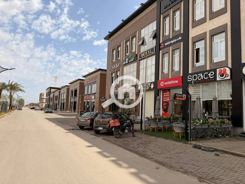 A separate commercial building suitable for a bank, showroom, or any business activity. – pohled 2