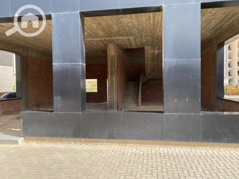 A separate commercial building suitable for a bank, showroom, or any business activity. – pohled 4