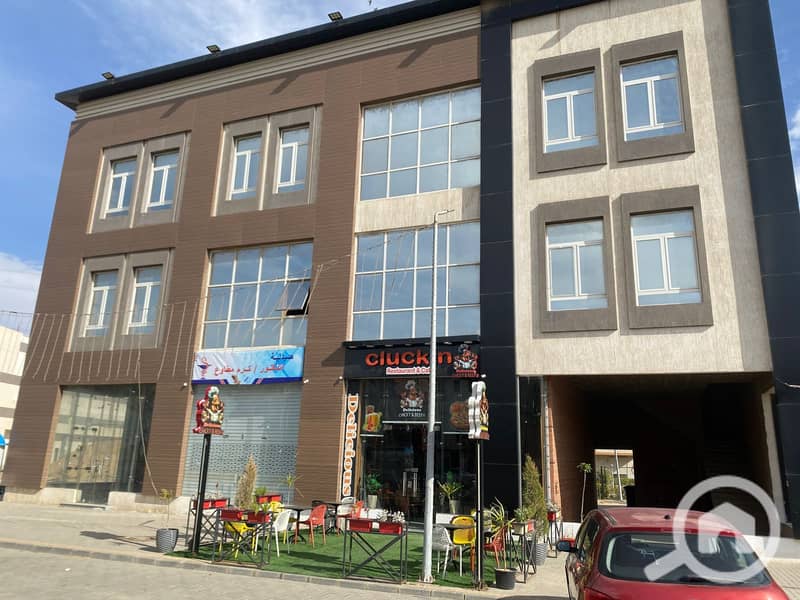 A separate commercial building suitable for a bank, showroom, or any business activity. – pohled 6