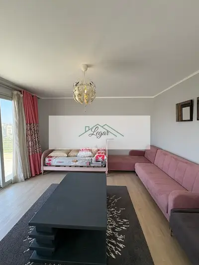 Studio with roof for rent in Palm Parks overlooking the lakes and swimming pools at a bargain price.