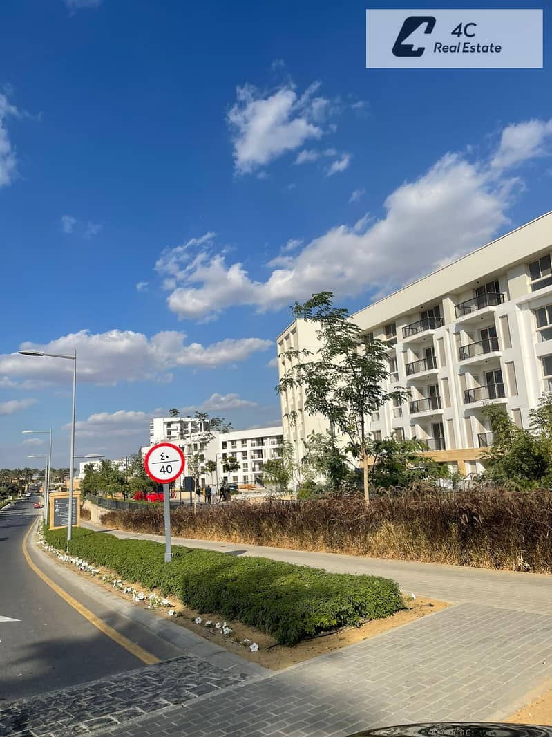 Apartment ready to move prime location resale below market price 3 bedrooms ready for viewing anytime in Uptown Cairo for sale - Aanzicht 3