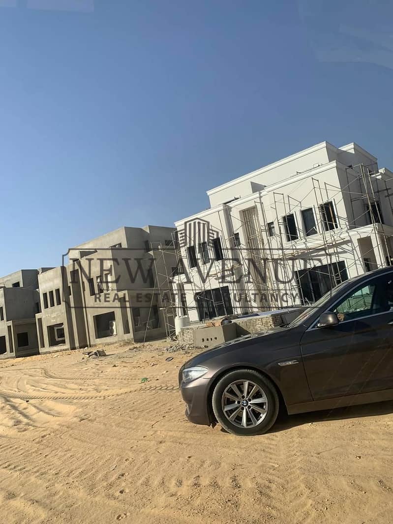 lowest price Delivered Twin house with down payment in Naia West New Zayed Prime location Overlooking landscape and water features Semi finished – další