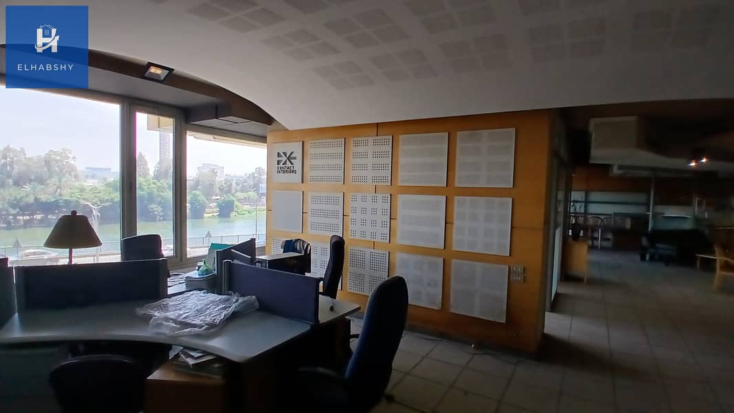 On the Nile, a full floor in a hotel tower, 600 sq m, in Agouza, panoramic view, excellent location, for sale. - Więcej