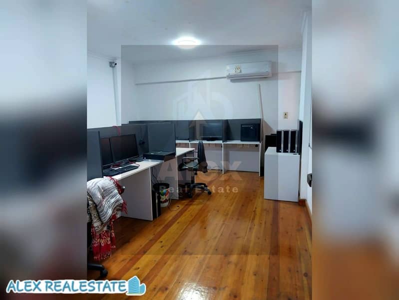 Office for rent in Laurie on the sea, directly with a distinctive advertising front – pohled 3