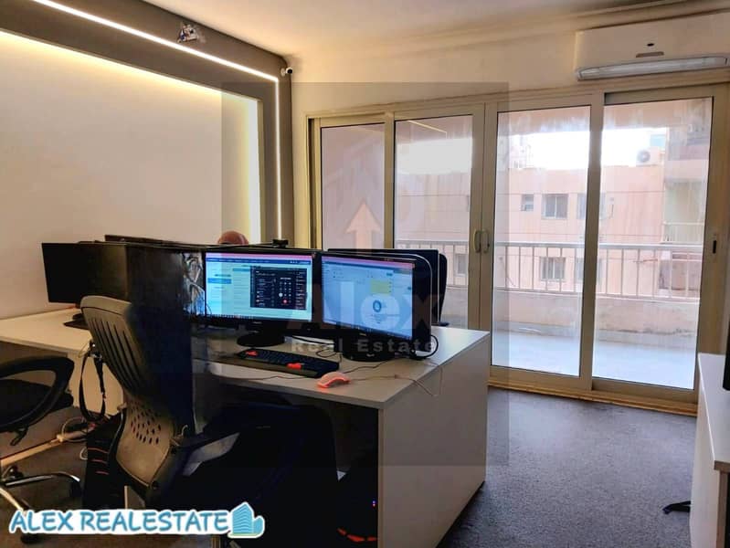 Office for rent in Laurie on the sea, directly with a distinctive advertising front – další