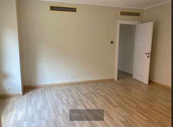 For sale in Carnell – New Giza, a 196 sq m apartment, fully finished with kitchen and air conditioning, offering a direct view of the golf courses and - Widok 4