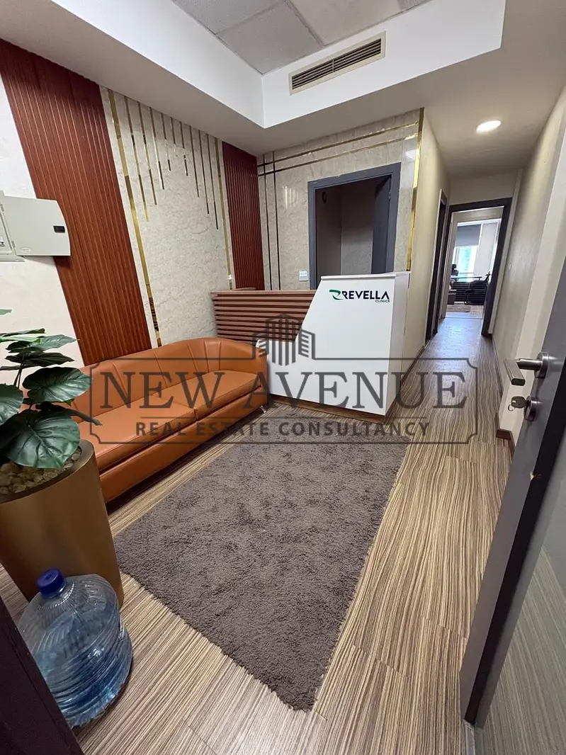 Fully finished & Furnished clinic for rent in Elegantry Mall New Cairo 63 SQM Ready to deliver – pohled 2