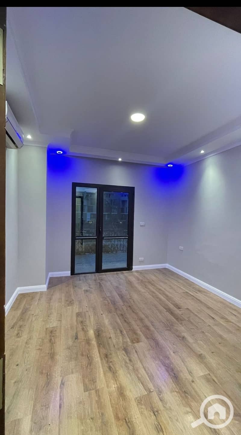 Apartment for Sale in Courtyard Sodic fully finished with kitchen acs in Zayed Prime location with open main street view - Widok 3