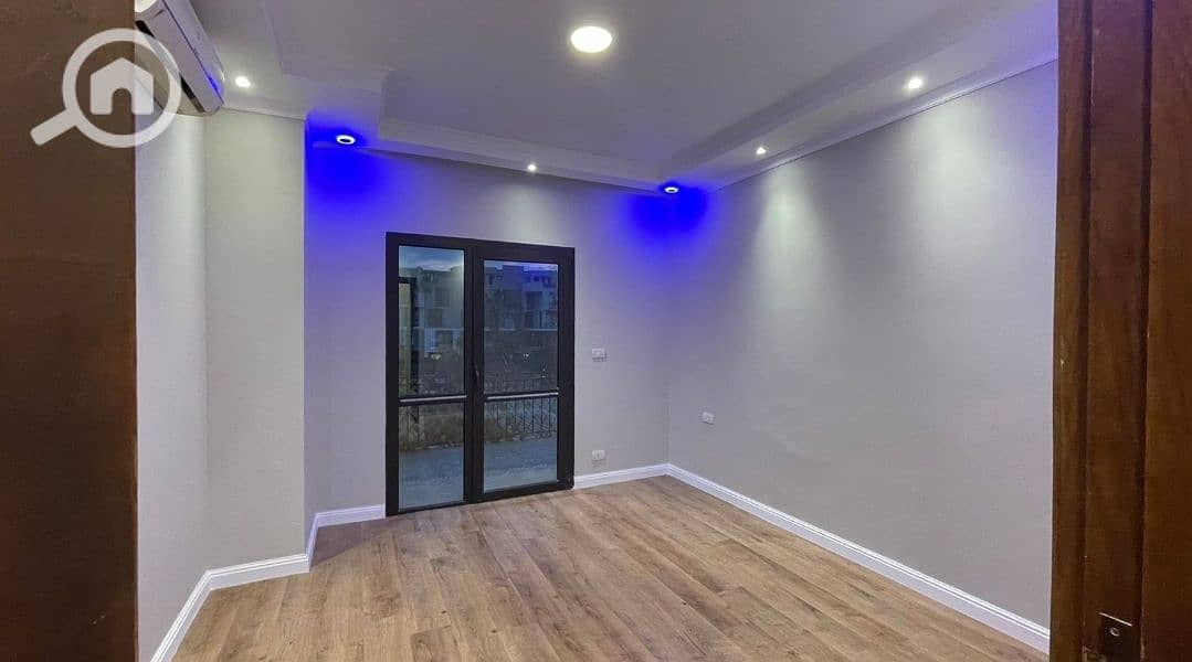 Apartment for Sale in Courtyard Sodic fully finished with kitchen acs in Zayed Prime location with open main street view - Widok 4